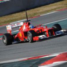 Alonso y el Ferrari F2012 sobre el asfalto del Circuit