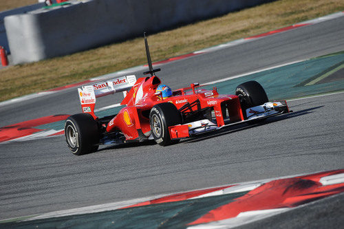 Alonso y el Ferrari F2012 sobre el asfalto del Circuit