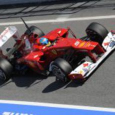 Fernando Alonso entra en el 'pit lane' de Barcelona