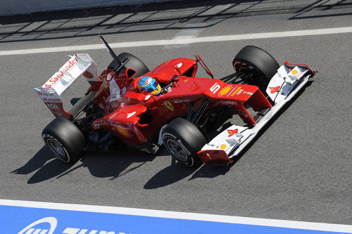 Fernando Alonso entra en el 'pit lane' de Barcelona