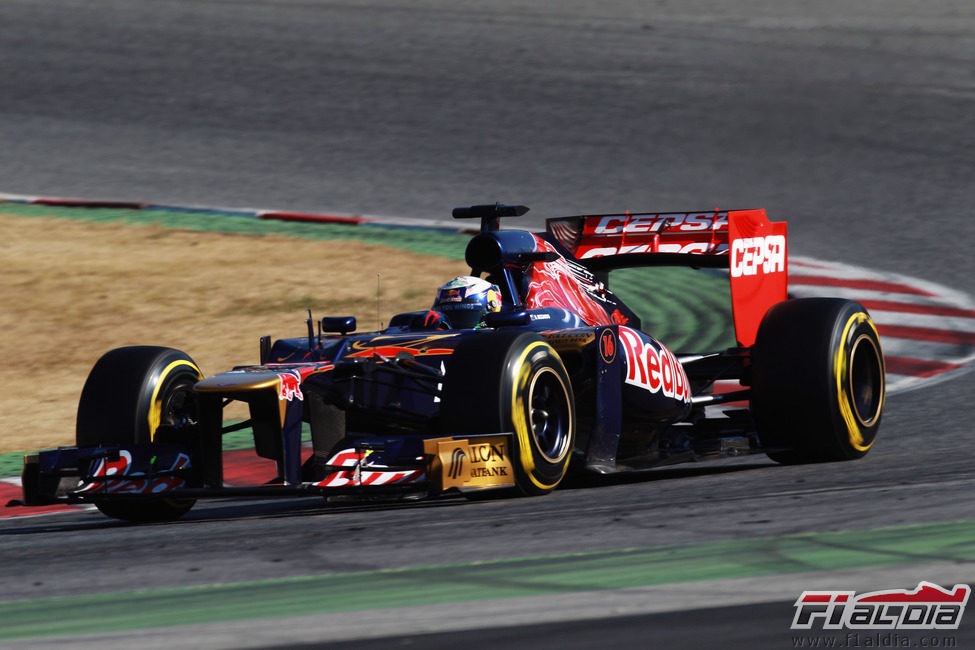 Ricciardo con el Toro Rosso en los test de Barcelona