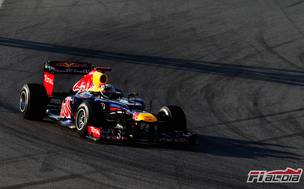 Vettel a los mandos del RB8 en los test de Barcelona