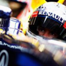 Sebastian Vettel sentado en el RB8 en Barcelona