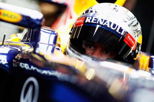 Sebastian Vettel sentado en el RB8 en Barcelona