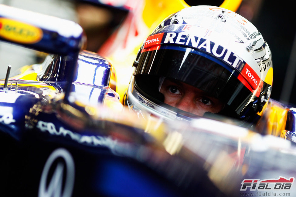 Sebastian Vettel sentado en el RB8 en Barcelona