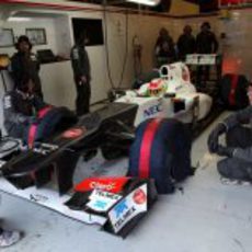 Sergio Pérez con el Sauber en su box de Barcelona