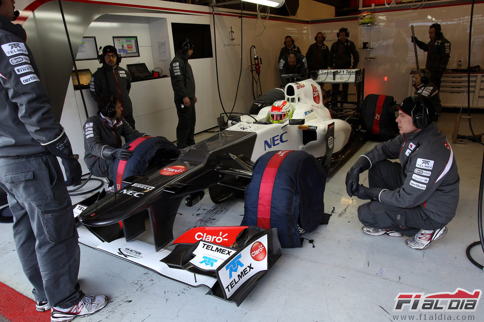 Sergio Pérez con el Sauber en su box de Barcelona