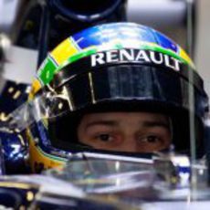 Primer plano de Bruno Senna sentado en el Williams