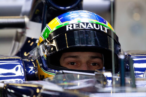 Primer plano de Bruno Senna sentado en el Williams