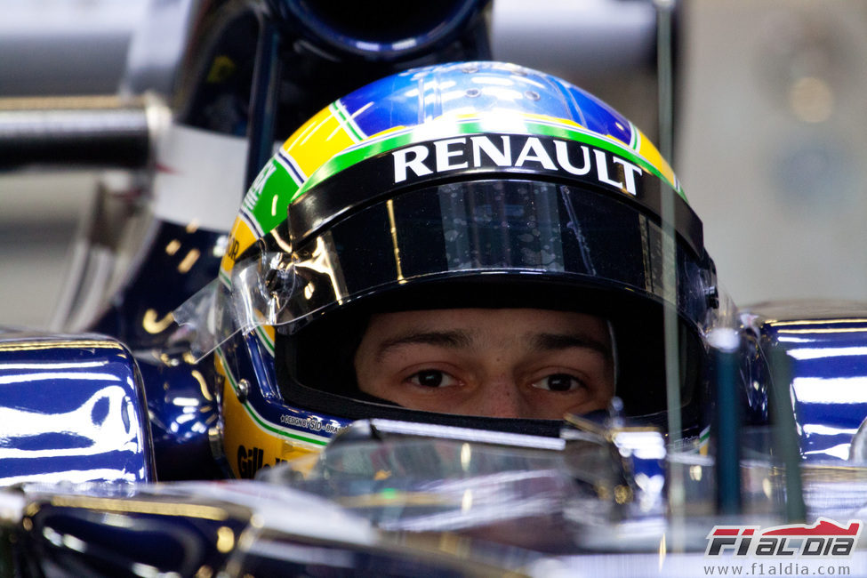 Primer plano de Bruno Senna sentado en el Williams