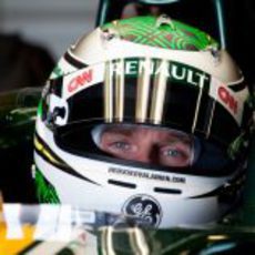 Primer plano de Heikki Kovalainen sentado en el Caterham