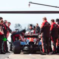 El Marussia de 2011 en el 'pit lane' de Barcelona