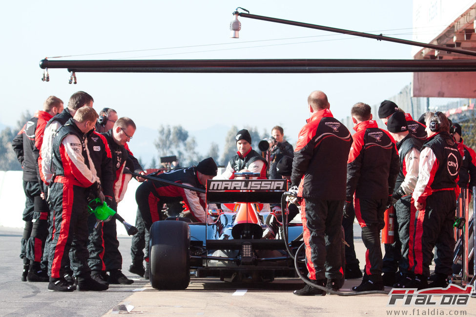 El Marussia de 2011 en el 'pit lane' de Barcelona