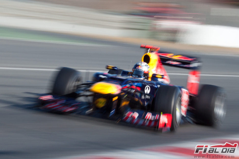 Sebastian Vettel a toda velocidad en los test de Barcelona