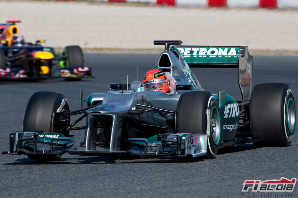 Michael Schumacher rueda en los test de Barcelona