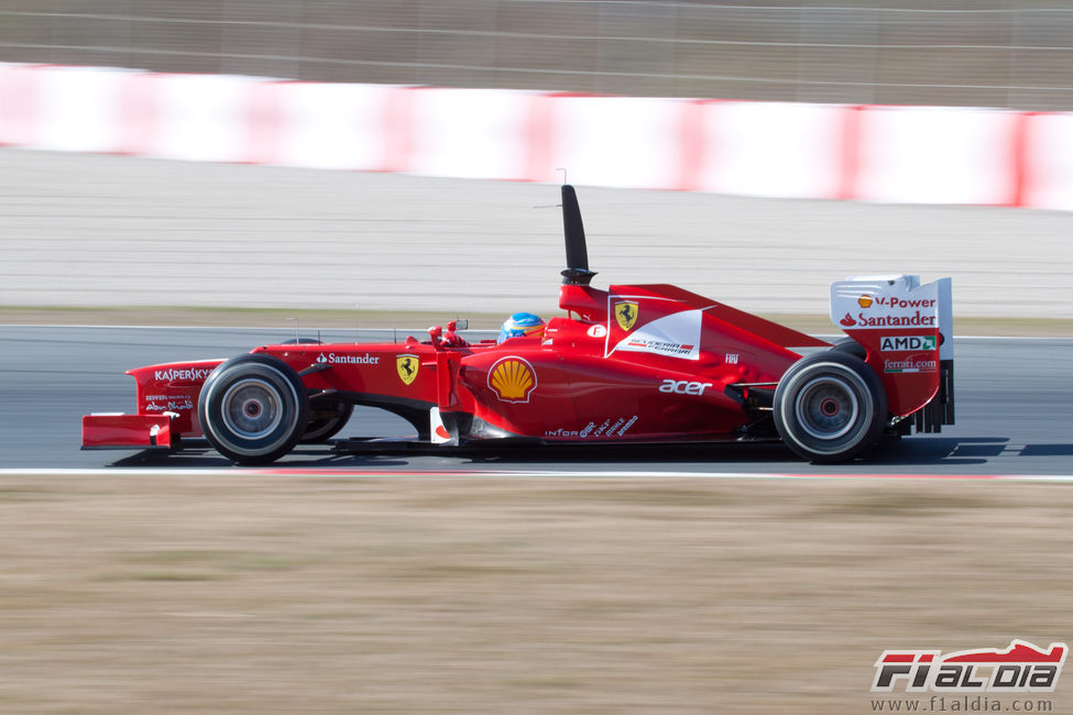 Fernando Alonso en acción en Barcelona