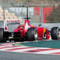 Alonso y su Ferrari en plena curva