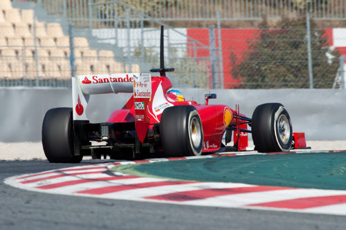 Alonso y su Ferrari en plena curva