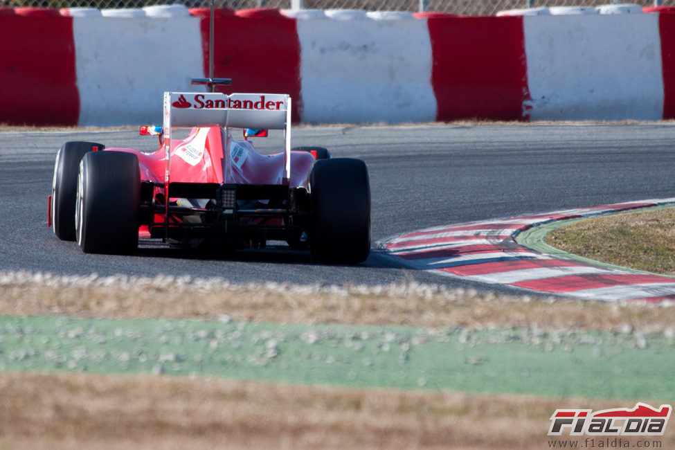 Vista posterior del Ferrari F2012 en los test de Barcelona
