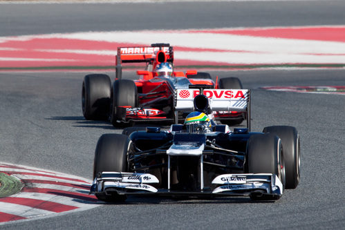 Bruno Senna perseguido por Charles Pic en los test de Barcelona