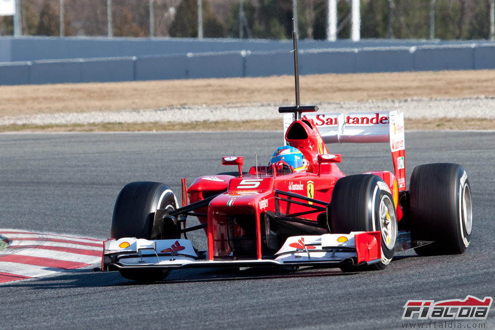 Fernando Alonso rueda en los test de Barcelona con el F2012