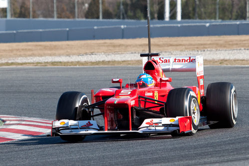 Fernando Alonso rueda en los test de Barcelona con el F2012