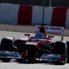 Cae la tarde sobre el Ferrari de Fernando Alonso