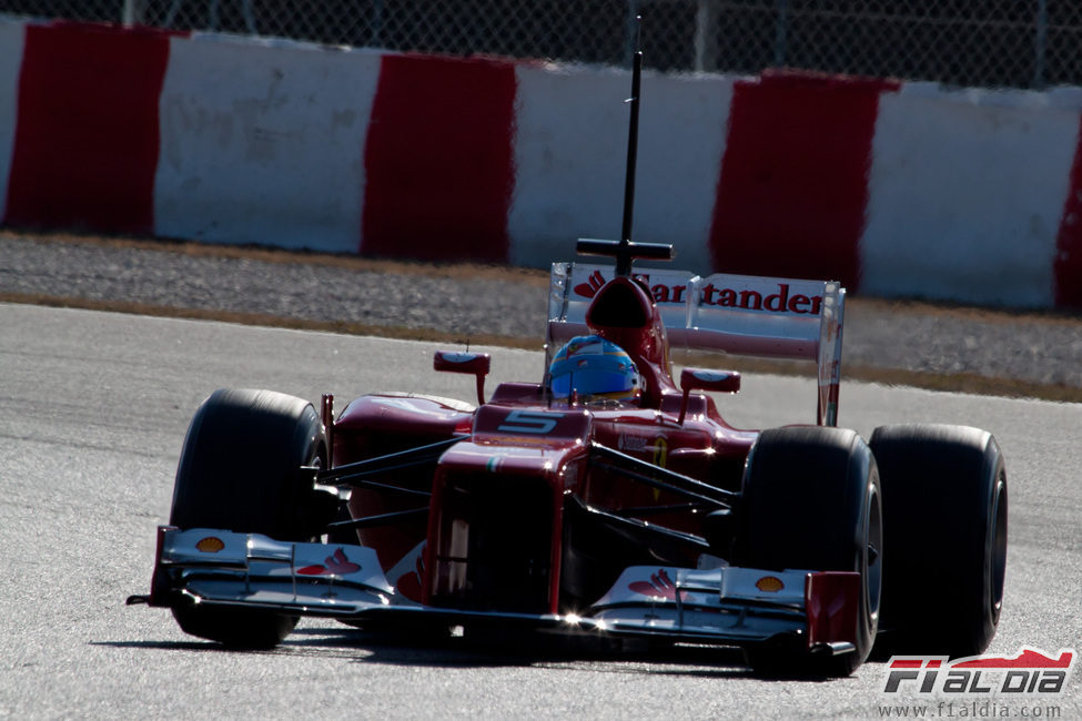 Cae la tarde sobre el Ferrari de Fernando Alonso