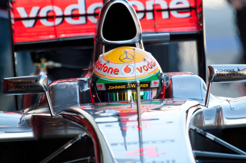 Primer plano de Lewis Hamilton sentado en su McLaren