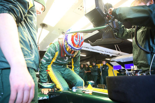 Vitaly Petrov se sienta en el Caterham en Barcelona