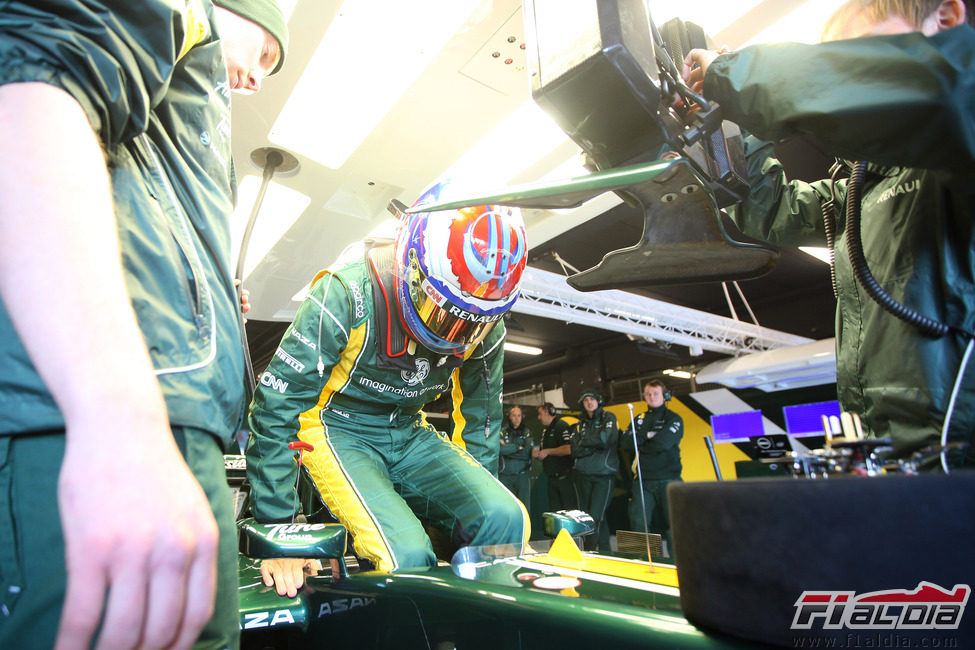 Vitaly Petrov se sienta en el Caterham en Barcelona