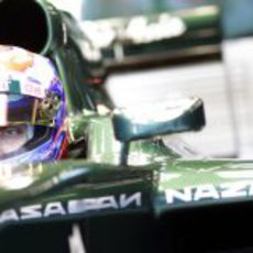 Petrov sentado en el Caterham CT01