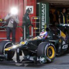 Vitaly Petrov sale a pista en Montmeló con el Caterham CT01