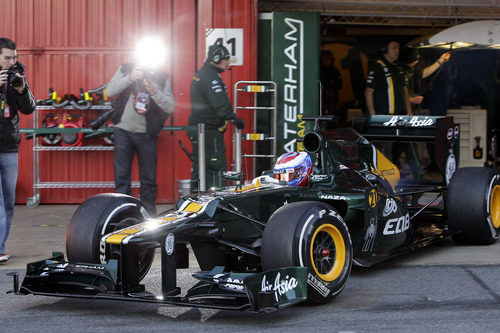 Vitaly Petrov sale a pista en Montmeló con el Caterham CT01