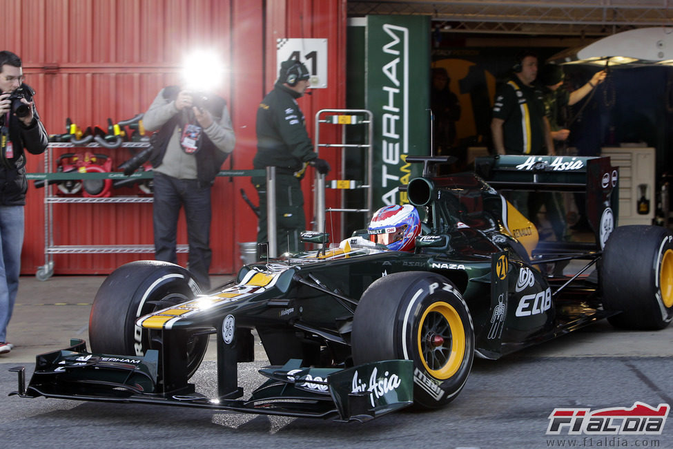 Vitaly Petrov sale a pista en Montmeló con el Caterham CT01