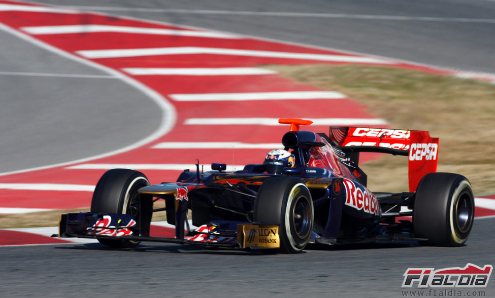 Daniel Ricciardo en el Toro Rosso en Barcelona