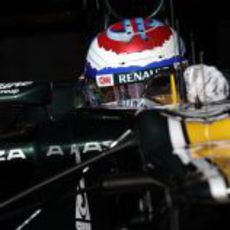 Primer plano de Vitaly Petrov en el Caterham CT01