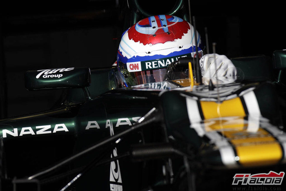 Primer plano de Vitaly Petrov en el Caterham CT01