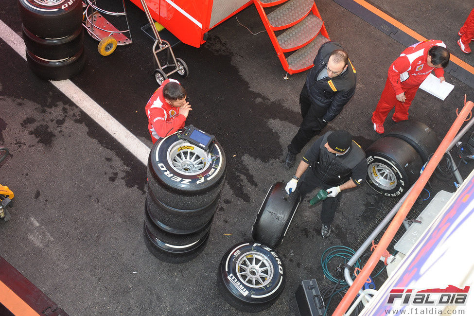 Los técnicos de Pirelli trabajan en los neumáticos