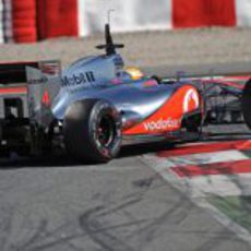 Lewis Hamilton con el McLaren en Barcelona