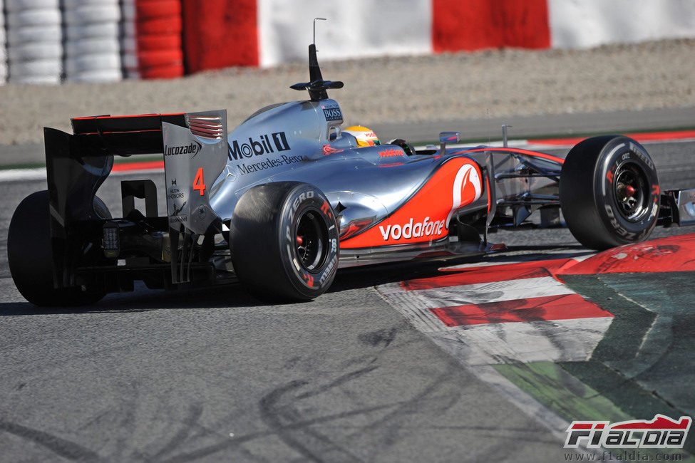 Lewis Hamilton con el McLaren en Barcelona
