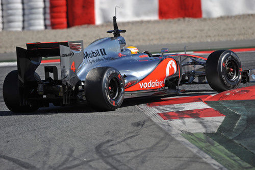 Lewis Hamilton con el McLaren en Barcelona