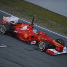 El Ferrari de Alonso pasa por la línea de meta de Montmeló