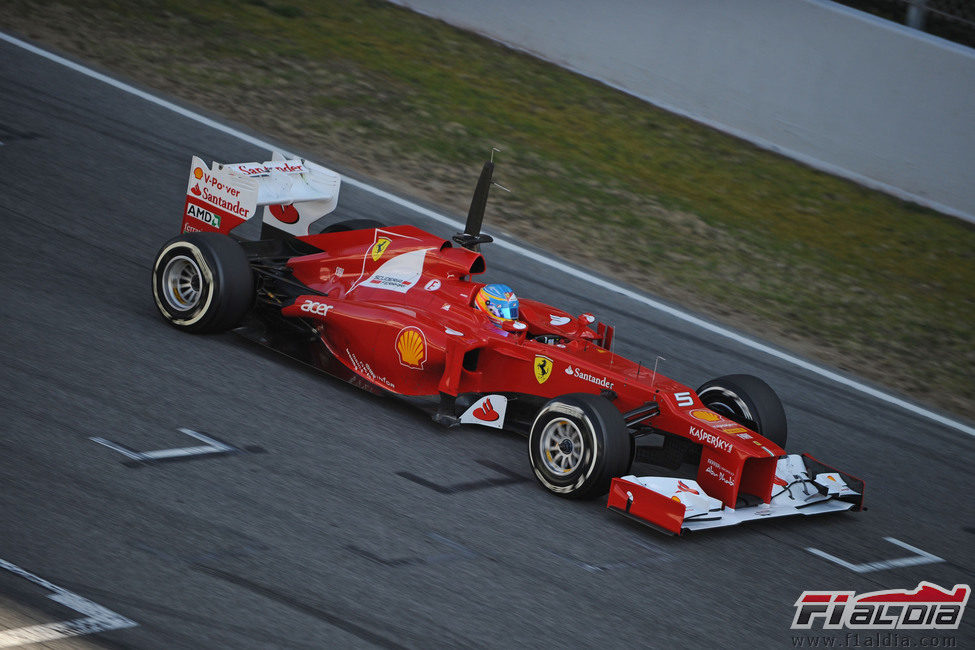 El Ferrari de Alonso pasa por la línea de meta de Montmeló