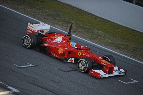 El Ferrari de Alonso pasa por la línea de meta de Montmeló