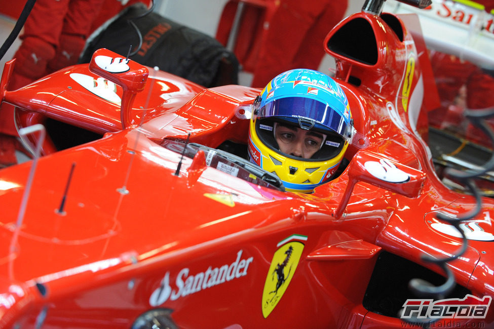 Fernando Alonso sentado en el F2012