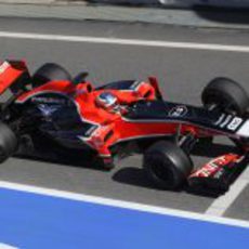 Charles Pic sale de boxes con el Marussia de 2011