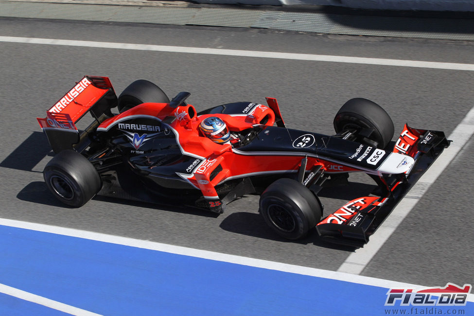 Charles Pic sale de boxes con el Marussia de 2011