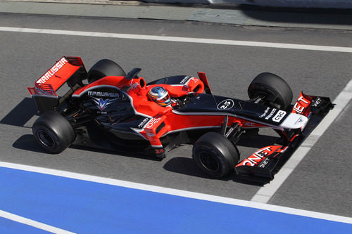 Charles Pic sale de boxes con el Marussia de 2011