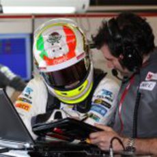 Sergio Pérez estudia los datos de su coche en los test